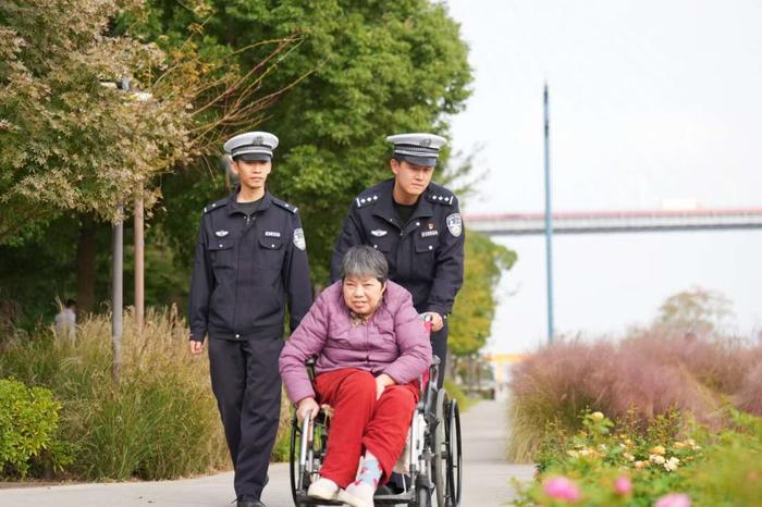 倪嘉辉和同事陪陈爱琳逛杨浦滨江 上海市公安局供图