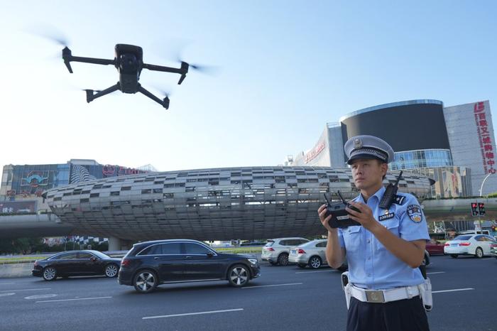 倪嘉辉操控“睿鹰警用无人机”观测五角场环岛区域车流情况。上海市公安局 供图