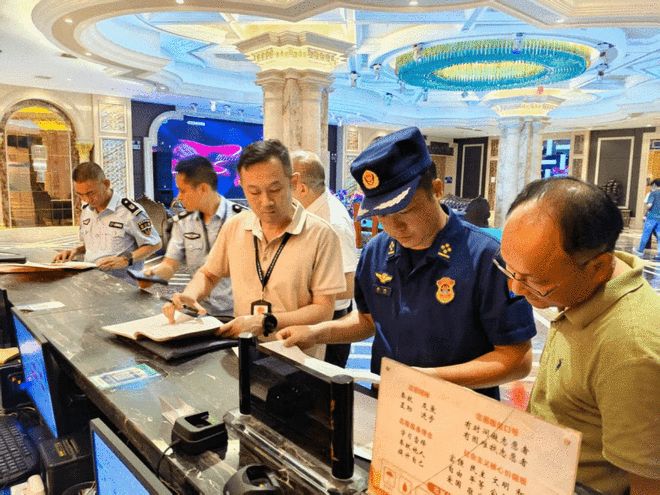 荆门消防联合多部门夜查娱乐场所 筑牢“9·3”安保防线