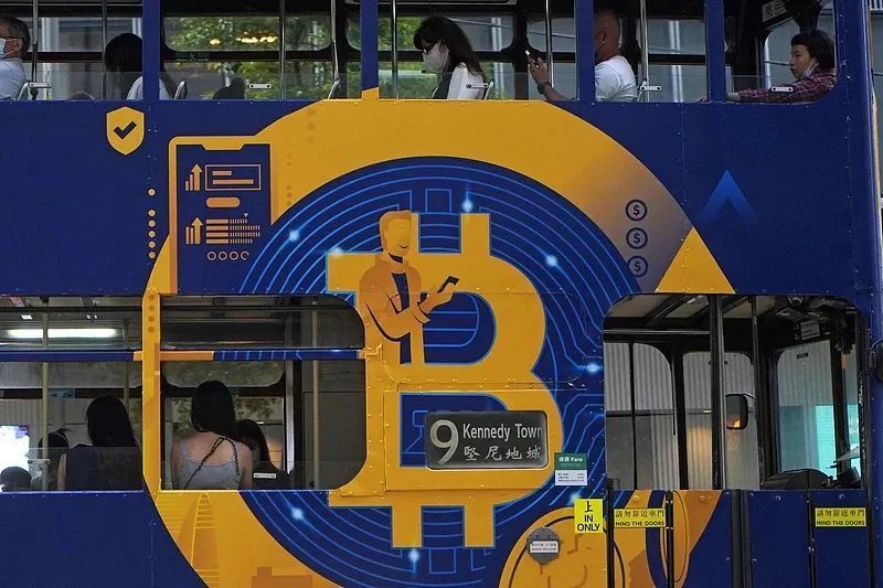 特朗普力推的比特币，再度令10万人爆仓