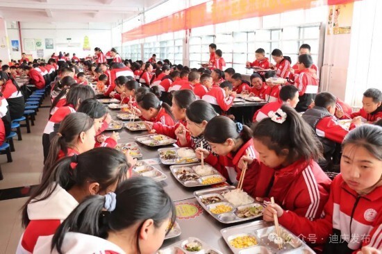 迪庆：严守食品“安全线” 护好校园“盘中餐”