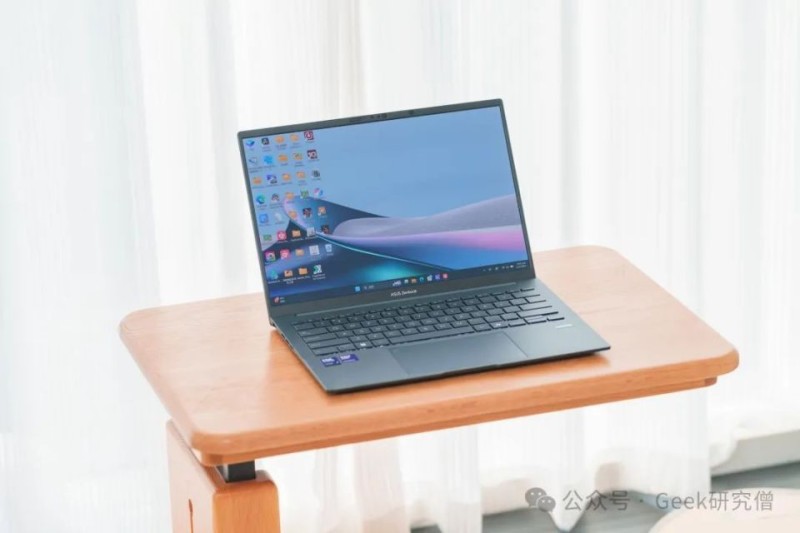 轻薄本部署 DeepSeek 14B，酷睿 Ultra 9 285H 加持的华硕灵耀 14 2025 有多强？