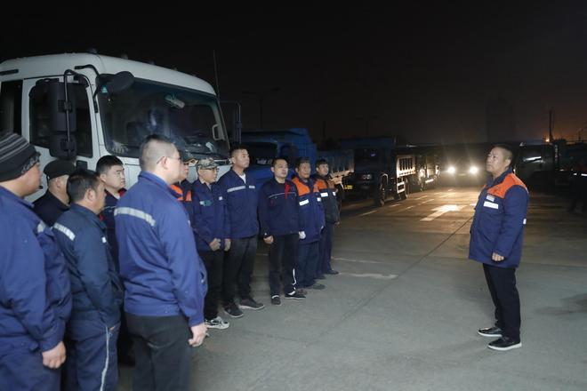 扫帚人生：马希军与一座城的晨昏守望｜环卫工人｜垃圾箱_网易新闻